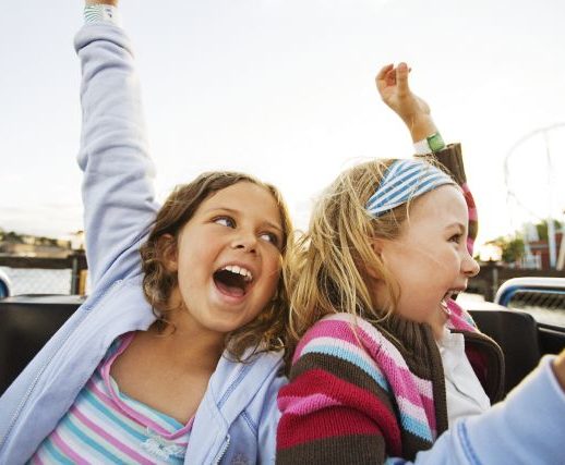 Skrattande barn i en karusell