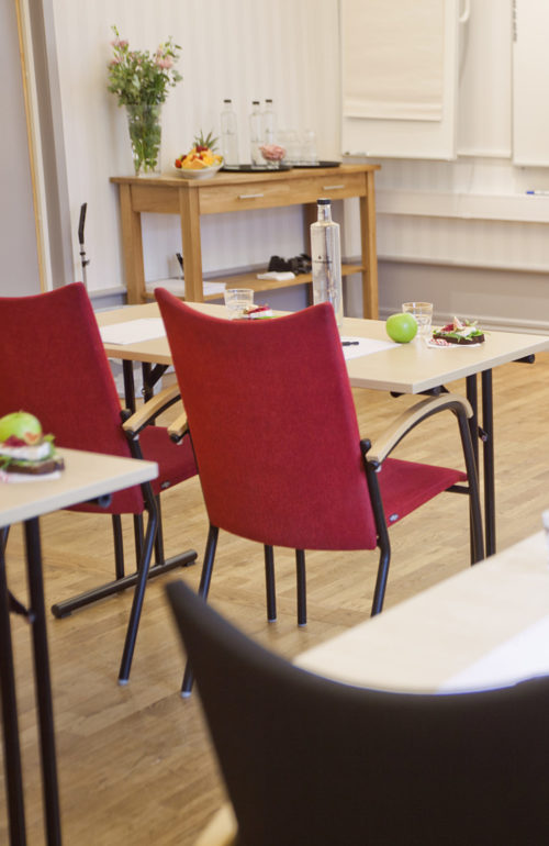 Stolar i konferenssal