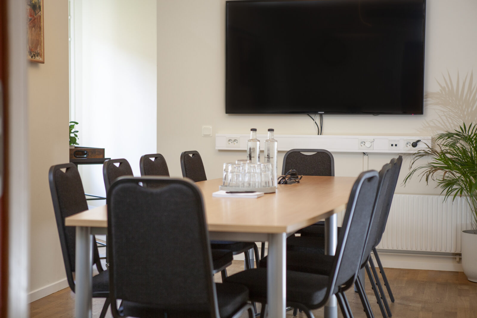 Konferenssal katten bord och stolar