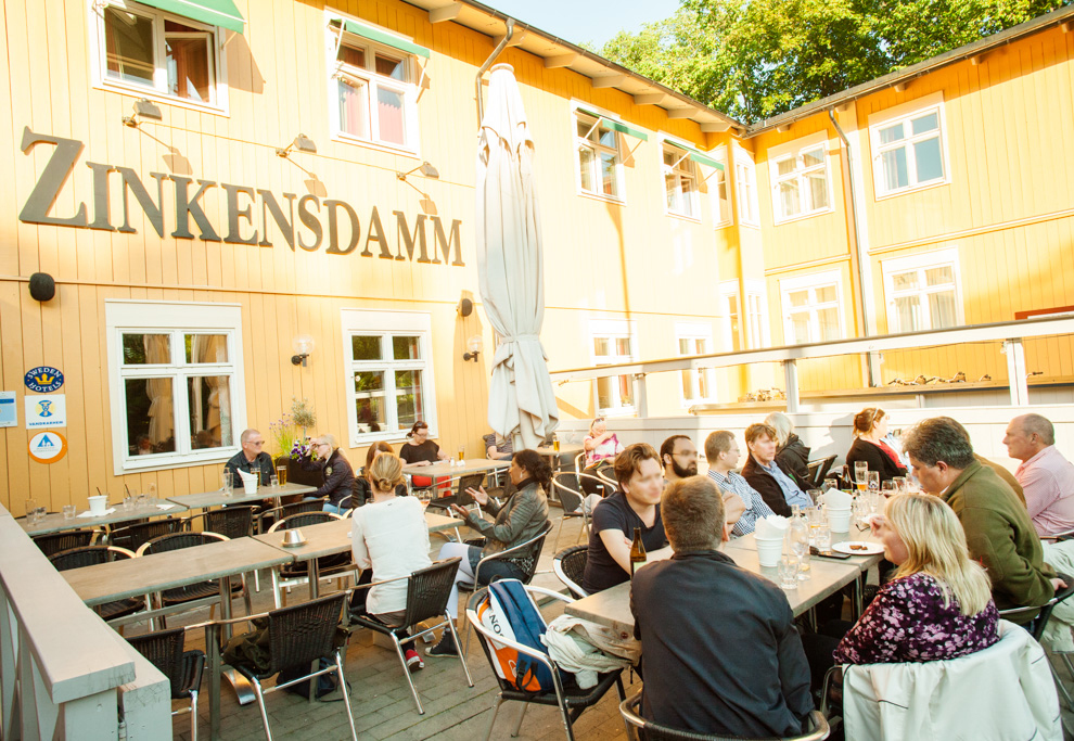 Folk på uteserveringen