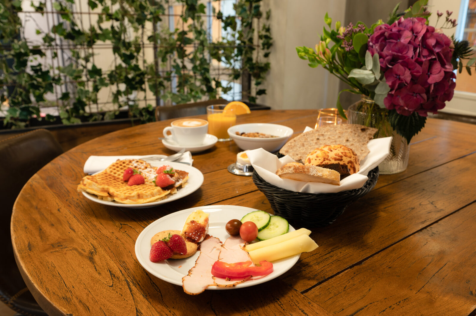 Frukosttallrik med våfflor